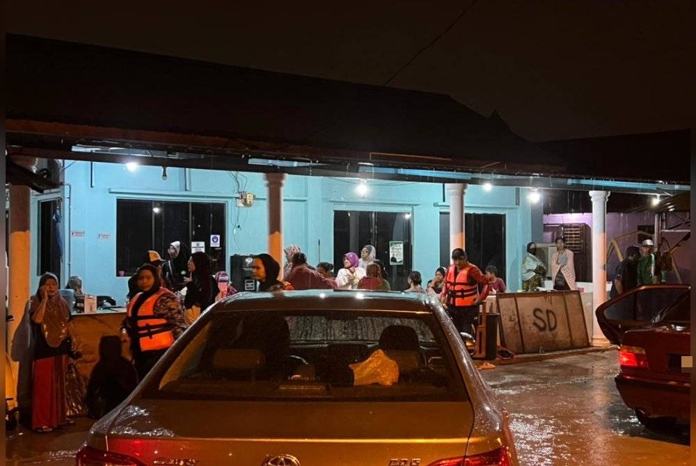 Penduduk dan kenderaan milik mereka dipindahkan ke Surau Al-Muazakkir Kampung Sentosa Damai, Pasir Gudang pada malam Khamis untuk sementara