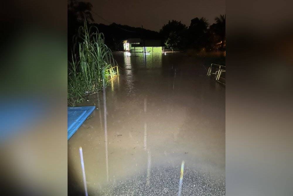 Kampung Sentosa Damai, Pasir Gudang yang dinaiki air sehingga hampir 1 meter selepas hujan lebat selama beberapa jam pada malam Khamis