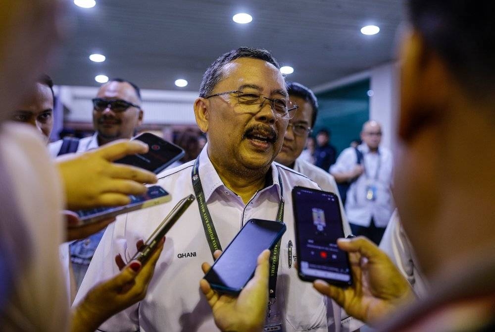 Abdul Ghani menjawab pertanyaan media selepas meninjau persiapan petugas SPR menjelang hari pengundian PRK Parlimen Kemaman di Pusat Penjumlahan Undi PRK Kemaman, Dewan Berlian Utama, Majlis Perbandaran Kemaman pada Jumaat. - Foto Bernama
