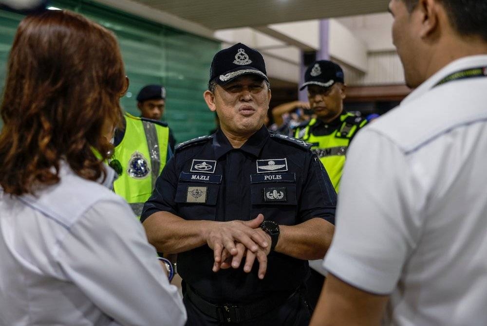 Mazli (tengah) meninjau persiapan petugas SPR menjelang hari pengundian PRK Parlimen Kemaman pada Jumaat. - Foto Bernama