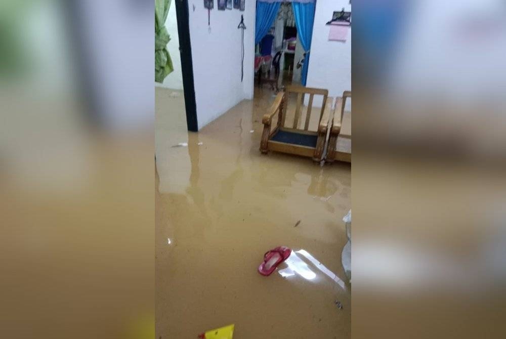 Keadaan air yang memasuki ke dalam rumah seorang mangsa banjir di Kampung Pasir, Tebrau.