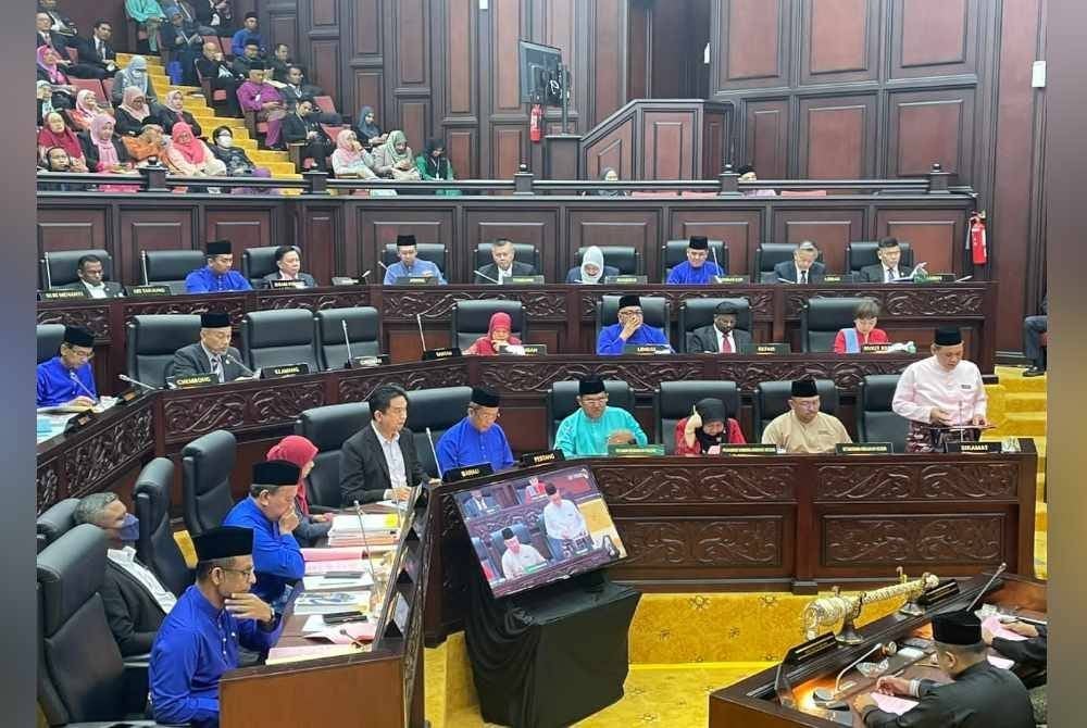 Aminddin (kanan) ketika mengumumkan Bantuan Khas Kewangan satu bulan setengah gaji atau minimum RM2,500.