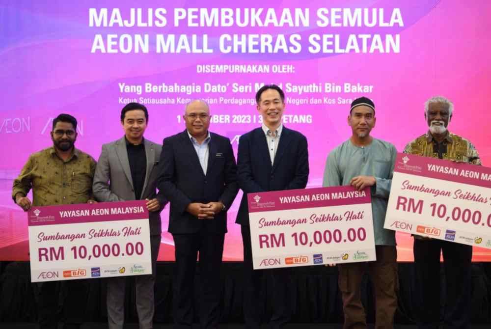 Keiji Ono (tiga dari kanan) dan Mohd Sayuthi (tiga dari kiri) bergambar bersama wakil tiga organisasi kebajikan yang menerima sumbangan.