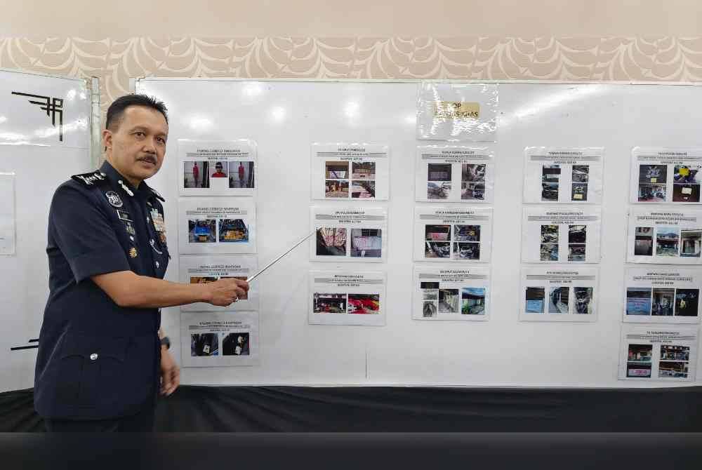 Mohd Yusri menunjukkan antara lokasi kegiatan suspek yang dilakukan di tujuh negeri termasuk Perak.