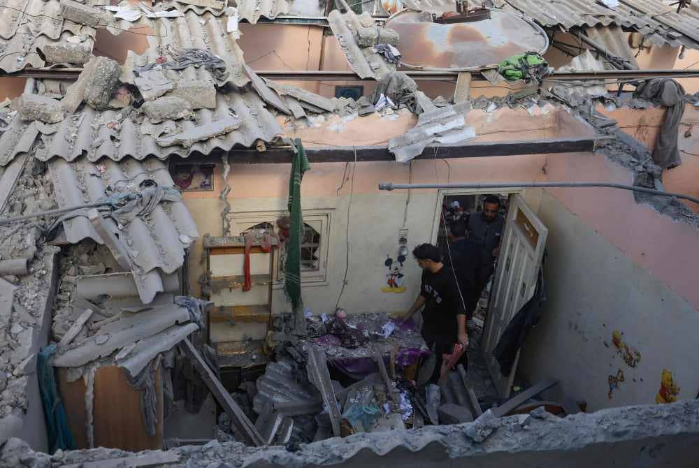 Keadaan rumah penduduk Palestin yang musnah dalam serangan tentera Israel. - Foto AFP