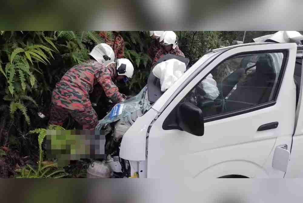 Anggota bomba cuba mengeluarkan mangsa daripada van. - Foto BBP Mersing