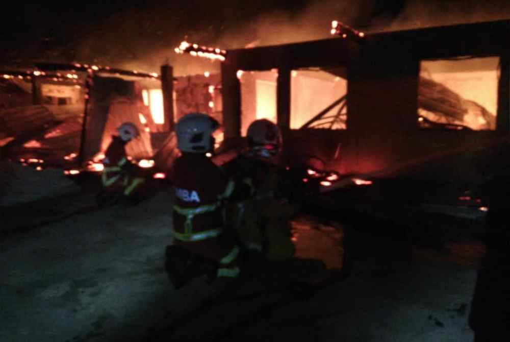 Pasukan bomba sedang giat memadamkan kebakaran bangunan asrama SK Kuala Abai, Kota Belud.