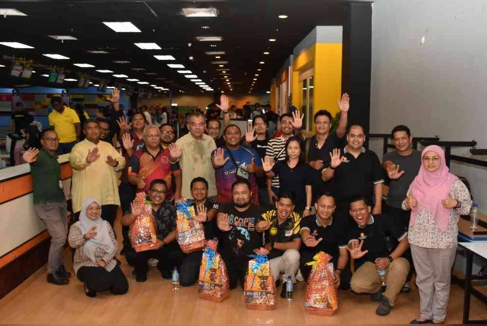 Alias (tengah) bersama pengamal media dan petugas SPRM semasa pertandingan bowling persahabatan media dan SPRM Negeri Selangor di Shah Alam, Selangor pada Jumaat.