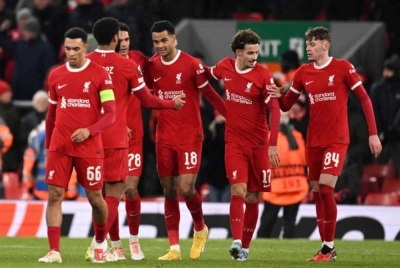 Gakpo (tengah) meraikan jaringannya bersama rakan sepasukan. - Foto AFP