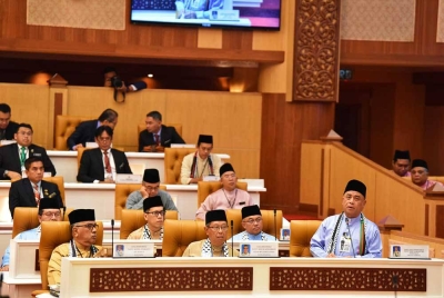 Saarani (kanan) ketika menjawab soalan V Bavani (PH-Malim Nawar) dalam Persidangan Dewan Undangan Negeri (DUN) Perak, pada Jumaat.