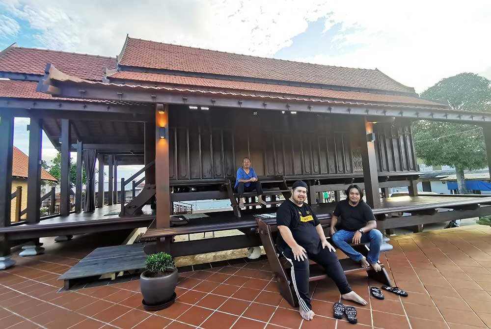 Suasana di surau Haji Wan Abdul Latif yang kelihatan tenang berlatar belakang pemandangan yang cantik dan harmoni.