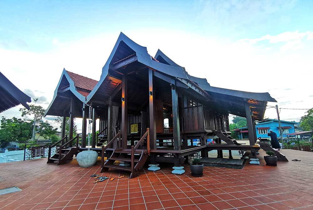 Gambaran keseluruhan binaan Surau Haji Wan Latif yang dibaik pulih yang dianggarkan berusia lebih 200 tahun.