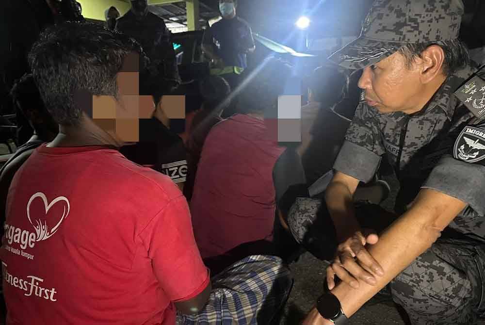 Jafri menyoal siasat awal warga Indonesia yang ditahan untuk pemeriksaan dalam operasi di Kampung Pantai Dalam, Kuala Lumpur pada Sabtu.