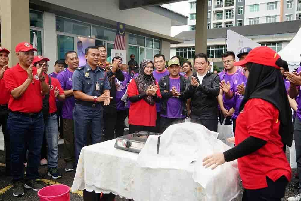 Kor Ming (tiga dari kanan) melihat demonstrasi keselamatan kebakaran pada program larian Perpaduan Aspirasi #PR1MAKita dan Majlis Perasmian Bomba Komuniti di Residensi Meru di Ipoh