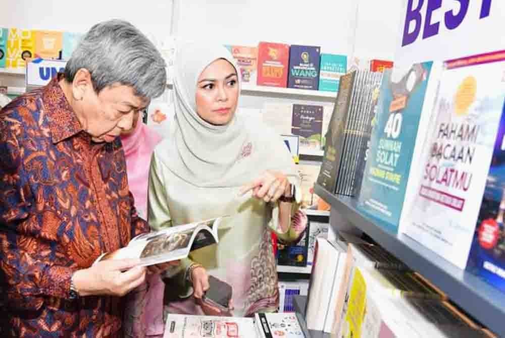 Sultan Selangor dan Tengku Permaisuri Selangor turut berkenan meluangkan untuk mengunjungi reruai jualan buku - Gambar Selangor Royale Office