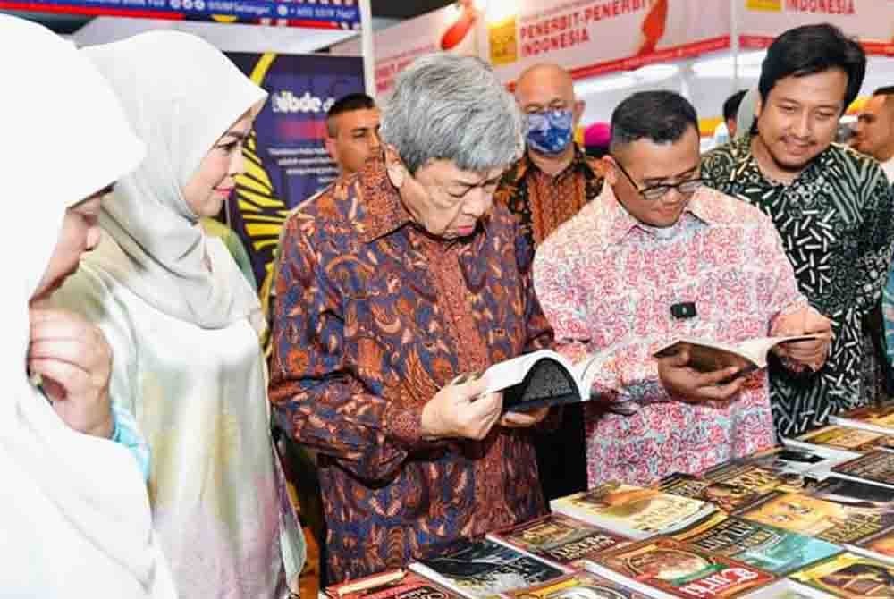 Sultan Selangor dan Tengku Permaisuri Selangor turut berkenan meluangkan untuk mengunjungi reruai jualan buku - Gambar Selangor Royale Office