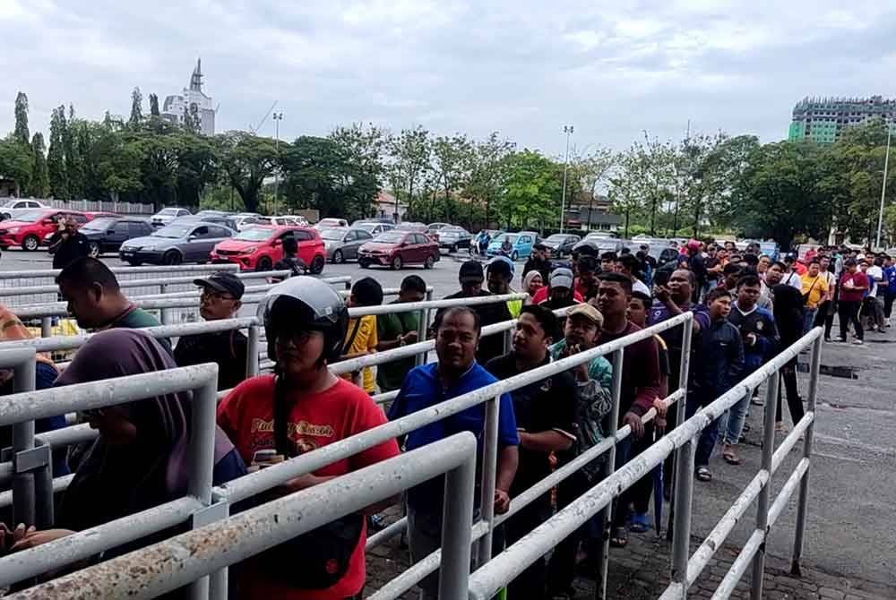 Penyokong KDA FC beratur di kaunter tiket Stadium Darul Aman bermula jam 10 pagi pada Sabtu.