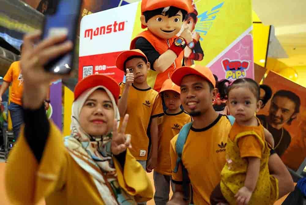 Antara peminat yang tidak melepaskan peluang bergambar bersama maskot animasi BoBoiBoy ketika pelancaran ‘Megafan Screening BoBoiBoy Galaxy SORI’ di IOI Mall Putrajaya hari ini. - Foto Bernama