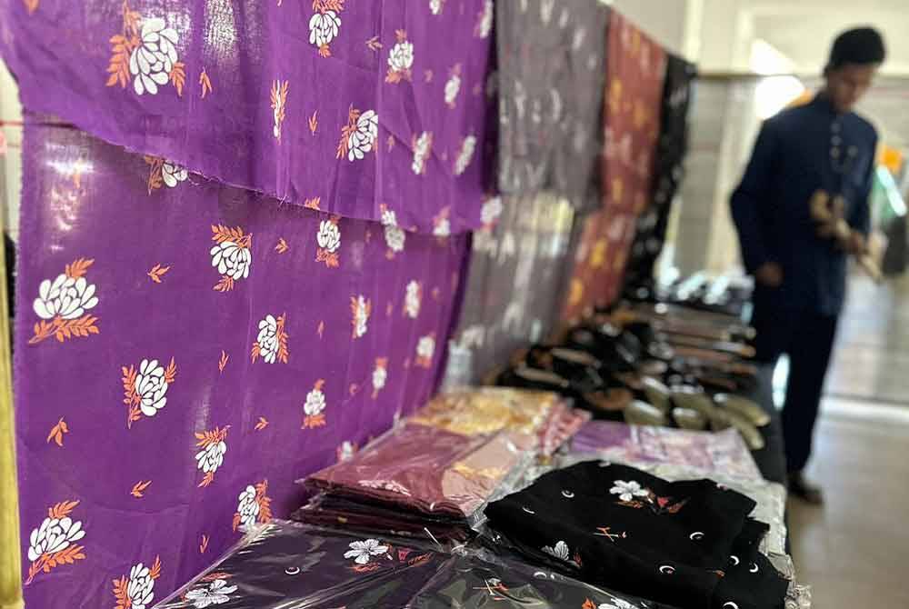 Motif bunga klasik mendapat sambutan pelanggan terutamanya golongan muda.