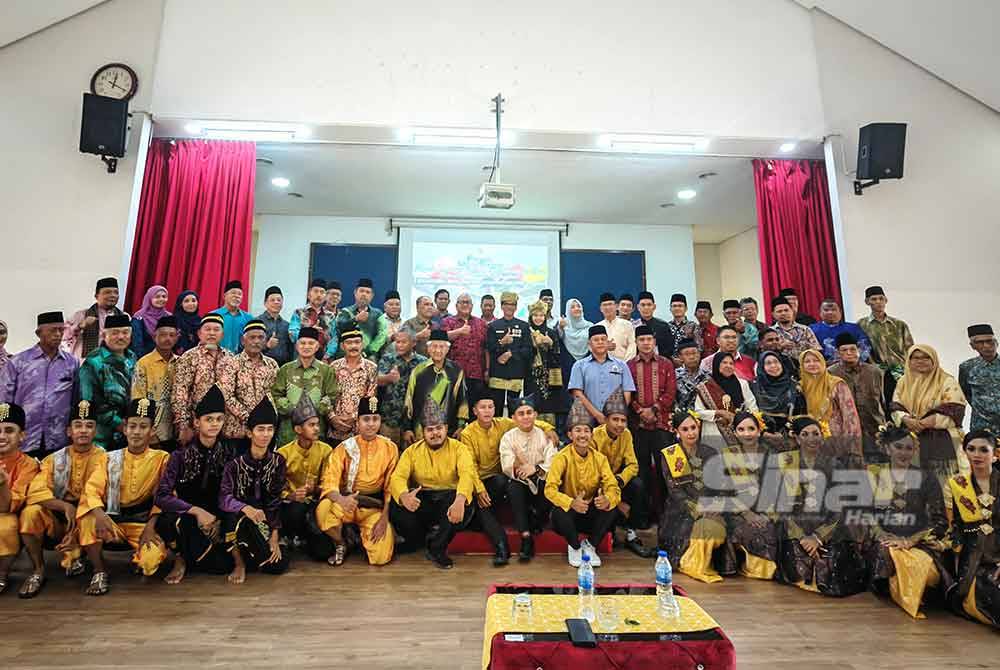 Mohd Faizal (tengah, berbaju batik merah) bersama peserta dan tetamu di Program Silang Budaya Negeri Sembilan Dengan Kabupaten 50 Kota Sumatera Barat, Indonesia pada Sabtu.
