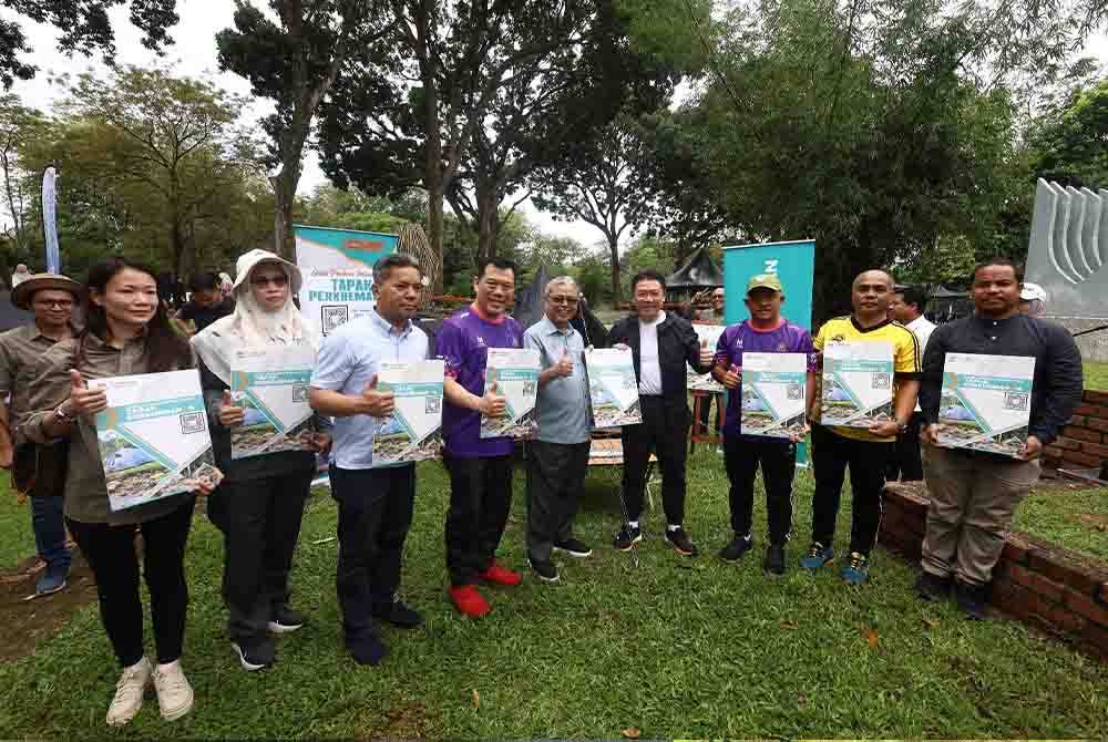 Kor Ming (empat dari kanan) bersama pihak terlibat menunjukkan kad GPP Tapak Perkhemahan yang dilancarkan di Ipoh pada Sabtu.