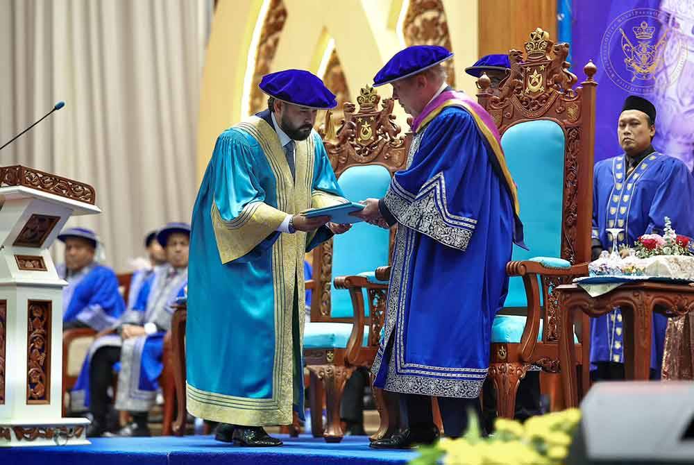 Tunku Ismail Sultan Ibrahim menyempurnakan penganugerahan Ijazah Kehormat Doktor Falsafah Teknologi Kejuruteraan Mekanikal oleh Universiti Tun Hussein Malaysia (UTHM) kepada Sultan Ibrahim Sultan Iskandar, pada Sabtu. - Foto: FB Sultan Ibrahim Sultan Iskandar
