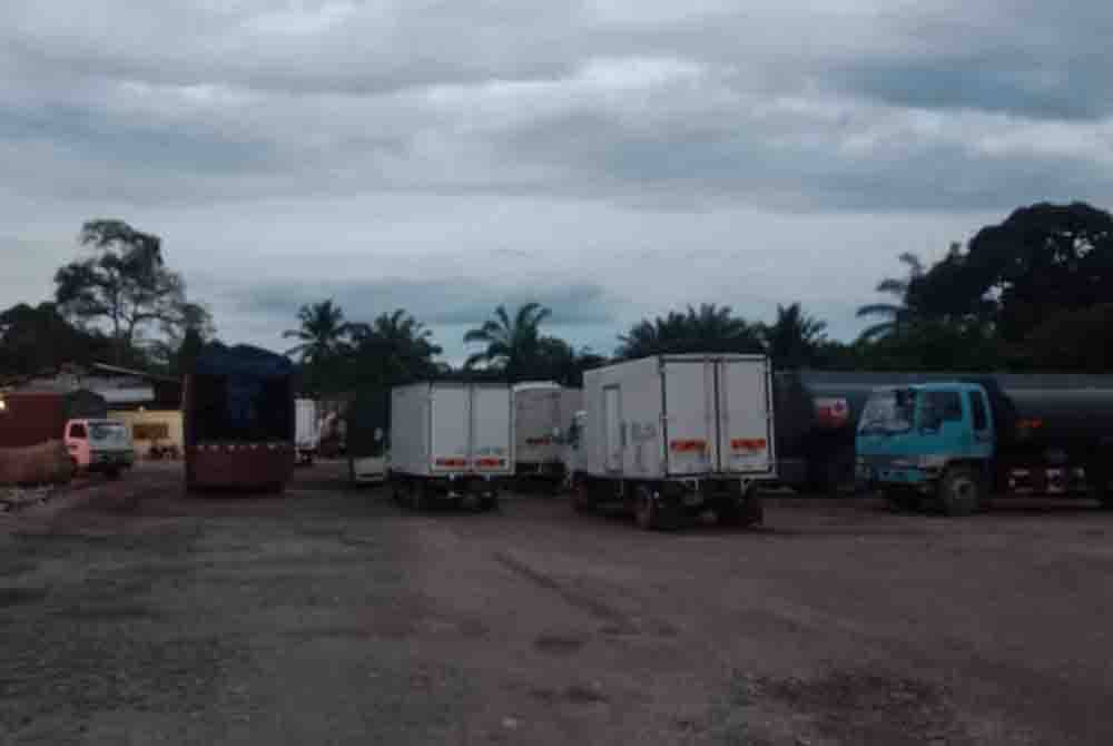 Antara lori yang disita dalam serbuan Ops Tiris di sebuah premis di Kampung Jimah pada Jumaat.
