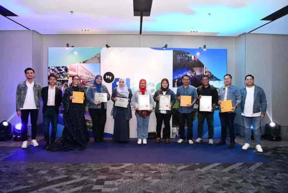 Yang Dipertua MPAJ, Dr Ani Ahmad (tengah) bersama kakitangan MPAJ bergambar bersama sijil selepas tiga program komunitinya memenangi tiga anugerah daripada Malaysian Institute Of Planners sempena MyPlace Award.