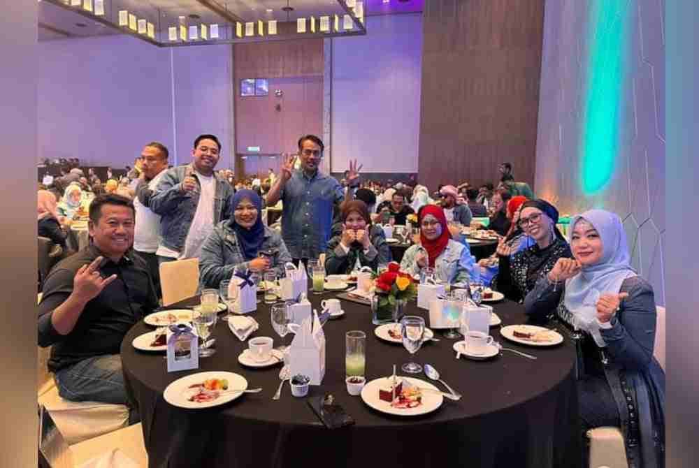 Yang Dipertua MPAJ, Dr Ani Ahmad (tiga dari kanan) bergambar bersama kakitangan MPAJ.