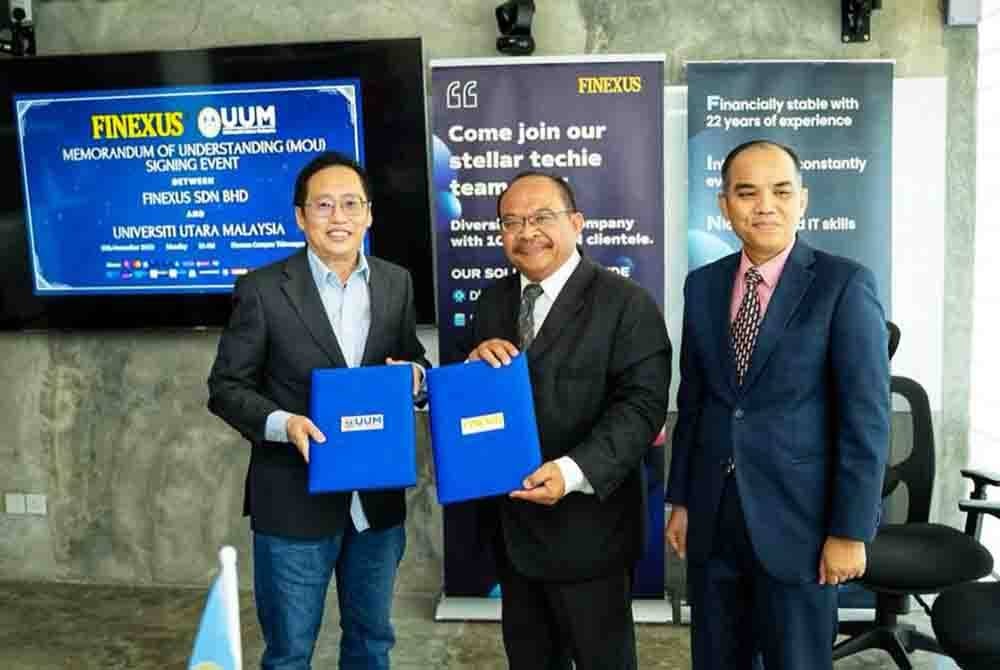 Mohd Foad (tengah) bersama Pengarah Finexus Sdn Bhd Lee Keng San (kiri) selepas selesai upacara menandatangani dokumen perjanjian.