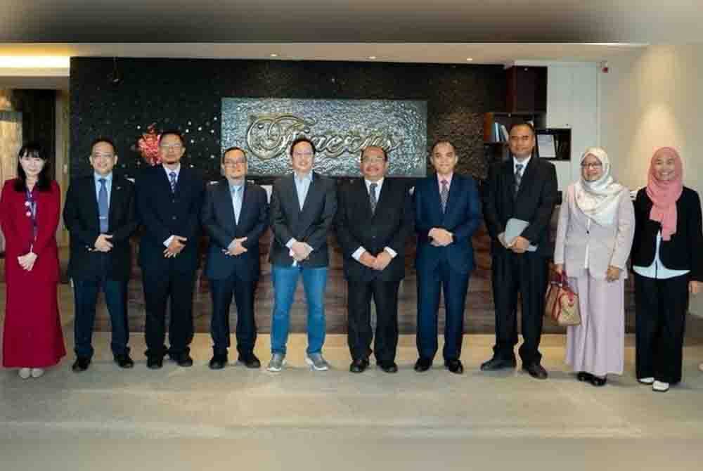 Barisan tetamu kehormat bergambar bersama setelah selesai upacara menandatangani dokumen perjanjian.