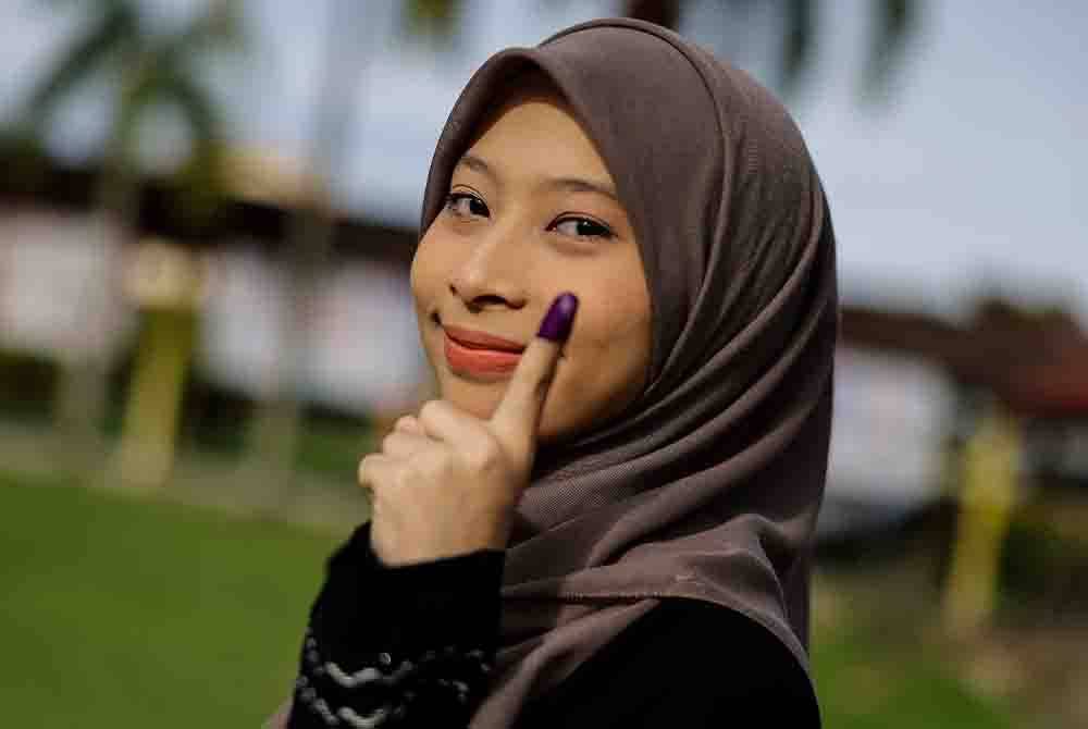 Pengundi muda Puteri Nurain Nadhirah Megat Suhaimi, 18, menunjukkan jari yang telah dicelup dakwat kekal selepas mengundi pada PRK Parlimen Kemaman, di Pusat Mengundi Sekolah Menengah Kebangsaan Sultan Ismail pada Sabtu.