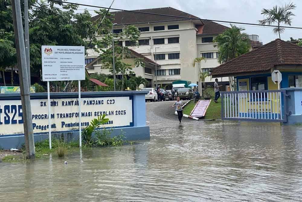 Penduduk memilih berpindah awal apabila PPS SK Sri Rantau Panjang 2 mulai dipenuhi orang ramai.