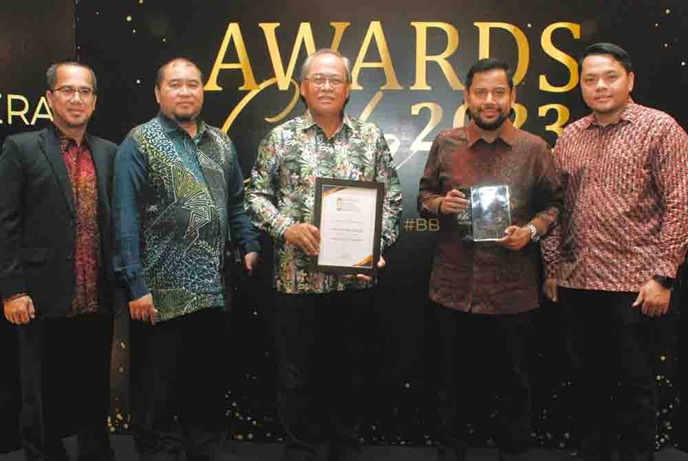 Benedict Lasimbang (tengah) bersama pengurusan YBR di Majlis Penyerahan Anugerah Kecemerlangan Perniagaan Bumiputera (BBEA) 2023 yang berlangsung di Mandarin Oriental Hotel, Kuala Lumpur.