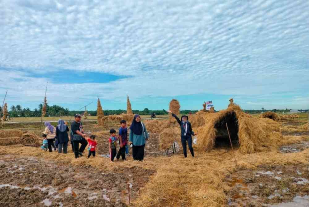 Pengunjung tidak melepaskan peluang melihat arca jerami dengan lebih dekat.