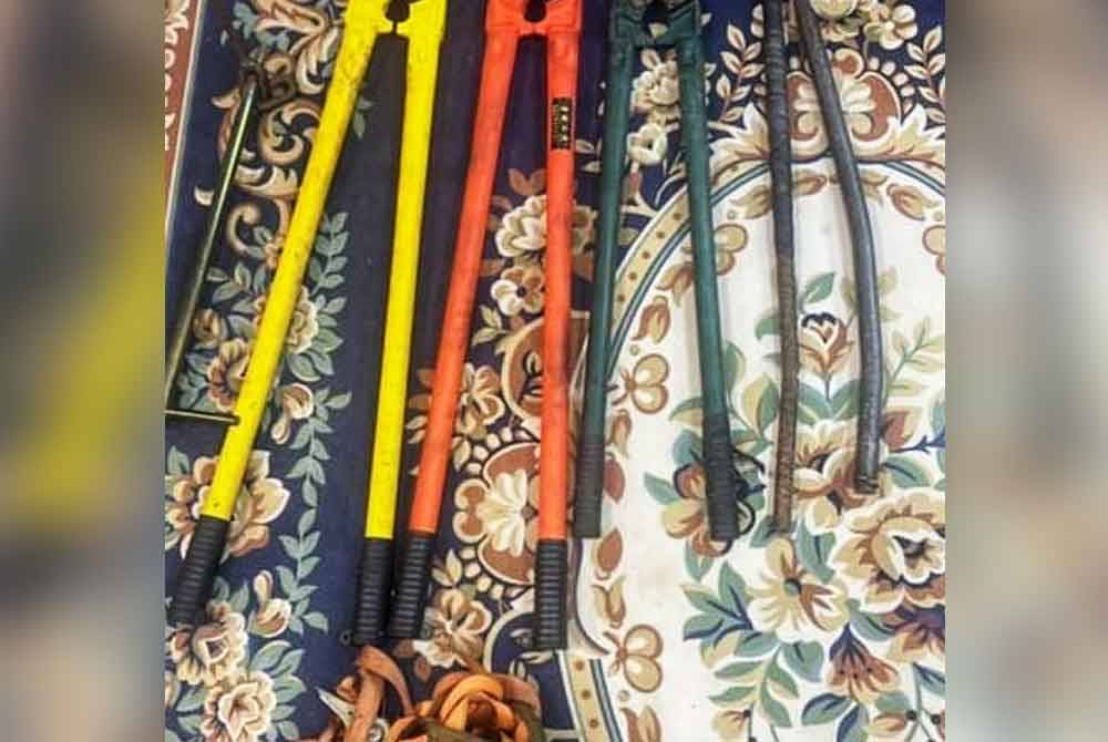 Antara barangan yang dirampas daripada kenderaan suspek. - Foto PDRM