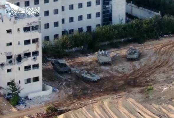 Sayap bersenjata pergerakan Hamas mengeluarkan rakaman video memberi gambaran pihaknya bersiap sedia menyerang kereta kebal Israel di Gaza. - REUTERS