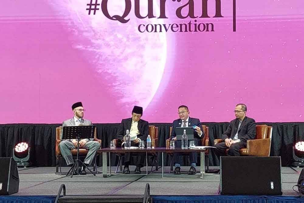 Dua dari kiri; Nasaruddin, Irmohizam dan Fazrul Ismail dalam diskusi bertajuk 'Served to be Served: Organizatiin and Nation' di Pusat Konvensyen KLIA pada Sabtu.