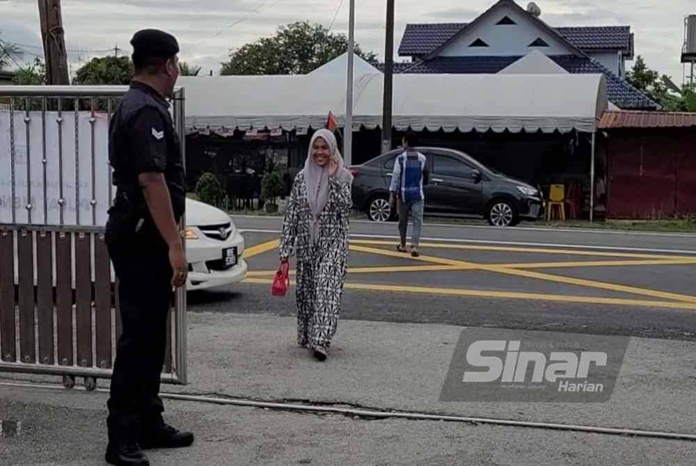 Fatin Syafiqah Rosli, 32, menjadi pengundi terakhir yang menunaikan tanggungjawab di Sekolah Kebangsaan Seri Iman, Chukai.