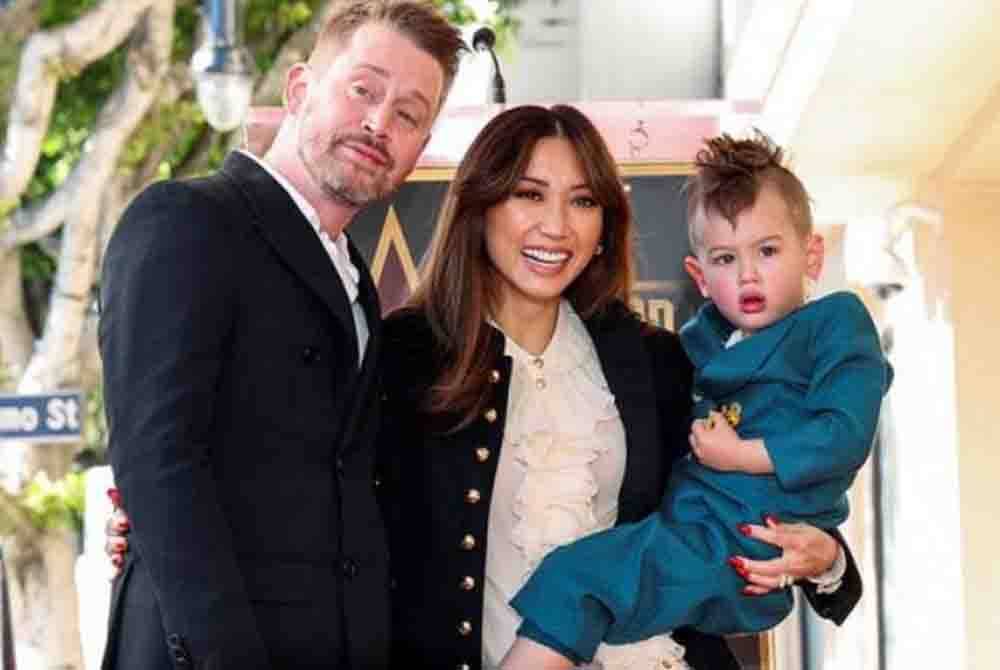 Culkin bersama tunangnya, Brenda Song dan anak mereka, Dakota. - REUTERS/Mario Anzuoni