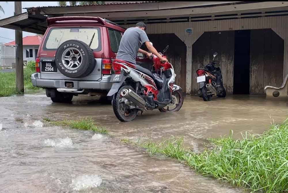 Limpahan air Sungai Golok mulai memasuki kawasan kediaman penduduk di Rantau Panjang.
