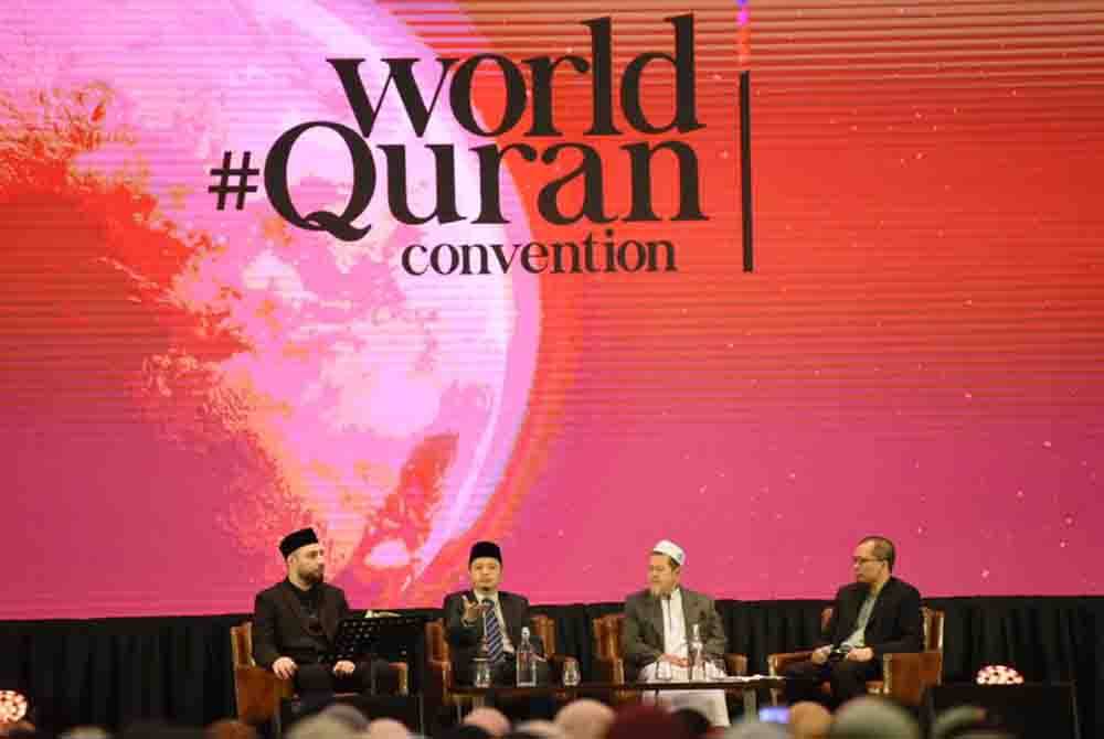 Dari kiri; Shaykh Rami As-Sousi, Mohd Erfino, Abdul Munim Sombat Jitmoud dan Fazrul Ismail semasa sesi perkongsian sempena World #QuranConvention di Hotel Movenpick dan Pusat Konvensyen KLIA pada Sabtu.
