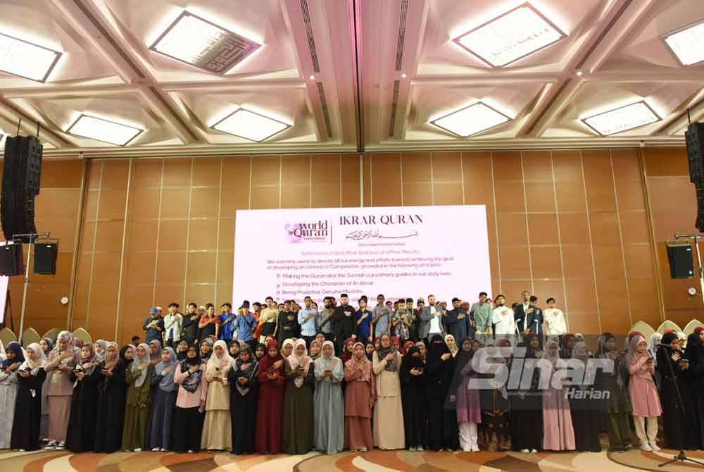 Peserta Young Muslim Leaders terdiri daripada pelajar universiti tempatan dan luar negara berkumpul bagi membacakan ikrar sebelum penutupan konvensyen pada Sabtu.