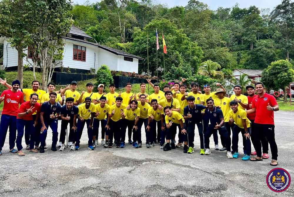 Muhamad Amin bersama pemain Young Tigers. - Foto Konfederasi Hoki Malaysia