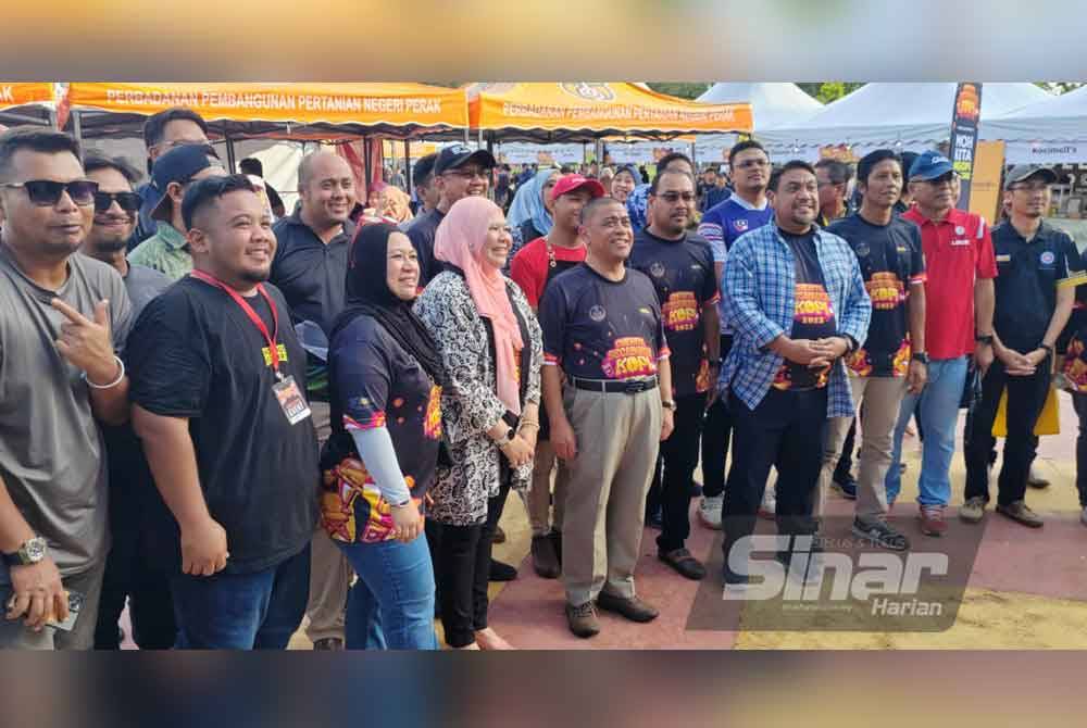 Saarani bersama pengusaha kopi yang menyertai Karnival Kopi Perak 'Cherita Secangkir Kopi' di Ipoh.