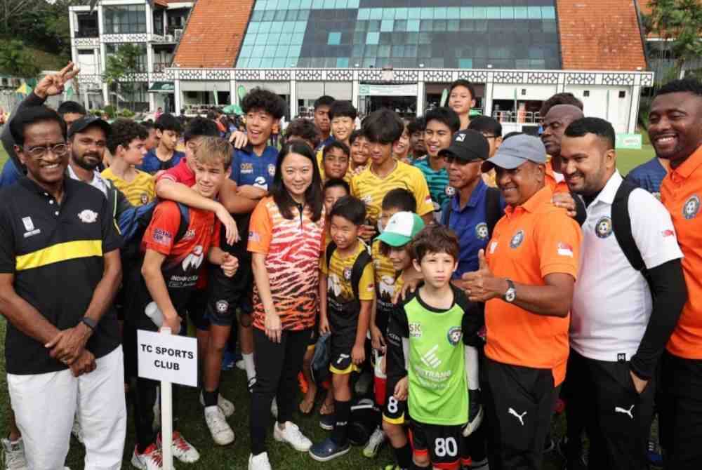 Hannah bersama pemain pasukan yang menyertai Kejuaraan Bola Sepak Junior Antarabangsa Royal Selangor Club-Datuk Chu Ah Nge pada Sabtu.
