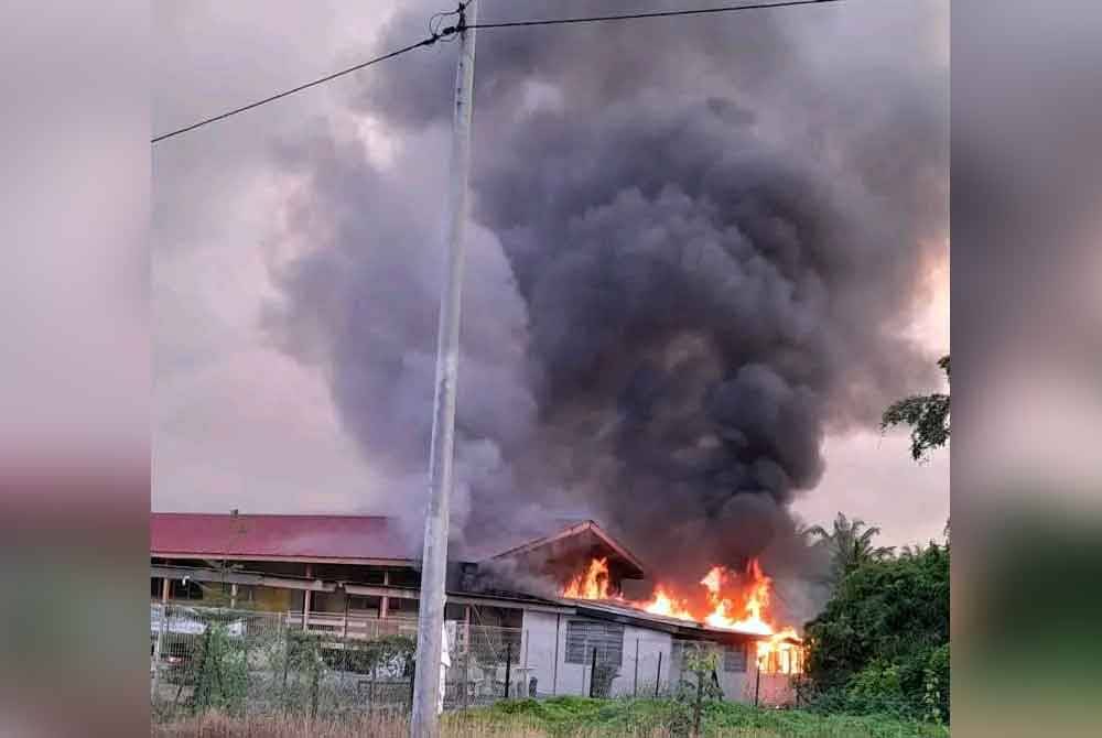 Sebuah stor SRA Tali Air 7 Sekinchan di Sabak Bernam terbakar pada Sabtu.