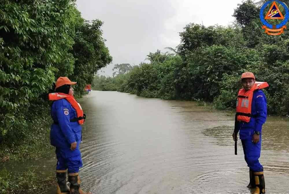Anggota APM Unit Rantau Panjang membuat tinjauan di Kampung Jeram Perdah pada Sabtu. - Foto APM