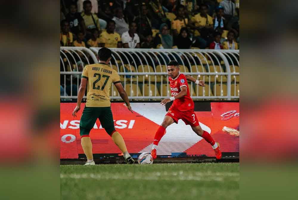 Faisal Halim (kanan) tetap memberikan masalah kepada benteng KDA FC biarpun dikawal ketat oleh pasukan tuan rumah. - Foto Selangor FC