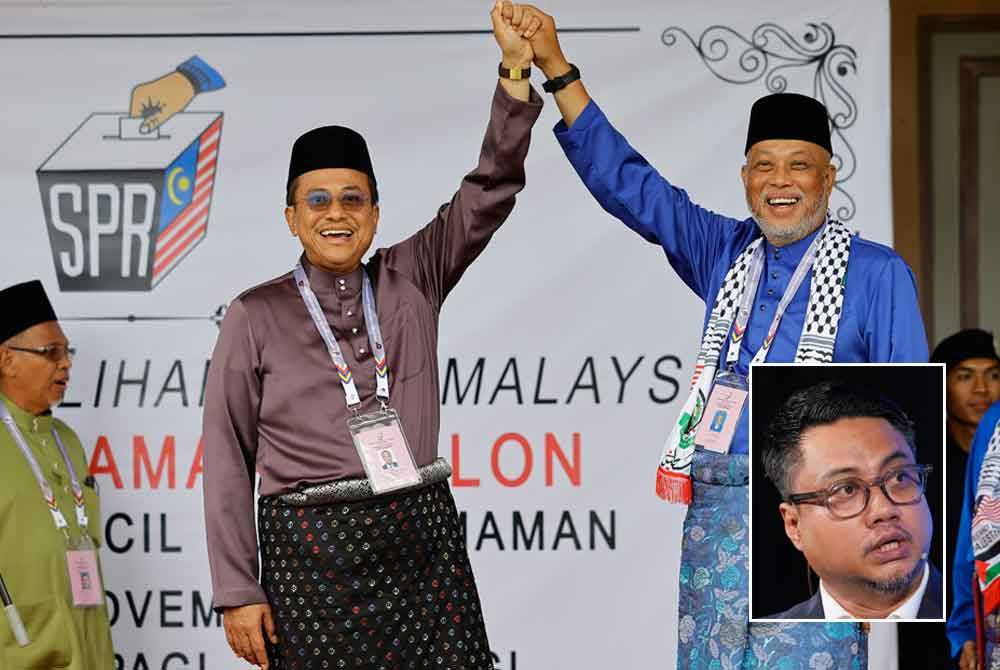 Ahmad Samsuri (kiri) daripada Pas dan Raja Mohamed Affandi
daripada BN bergambar setelah diumumkan bertanding bagi
kerusi Parlimen Kemaman pada Sabtu. Gambar kecil: Hisomuddin